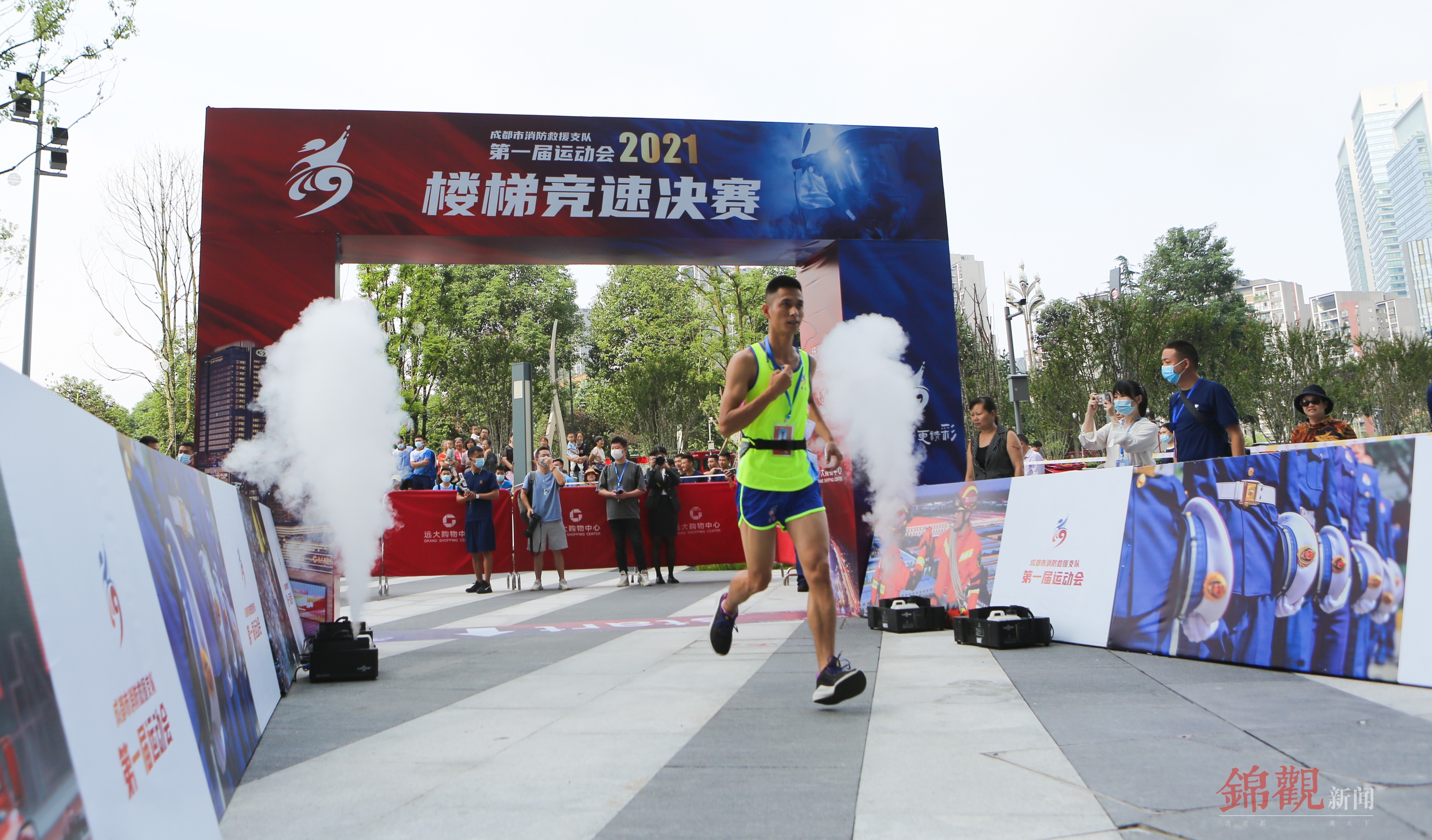 75公斤负重消防员爬楼,消防员背80斤装备爬50楼