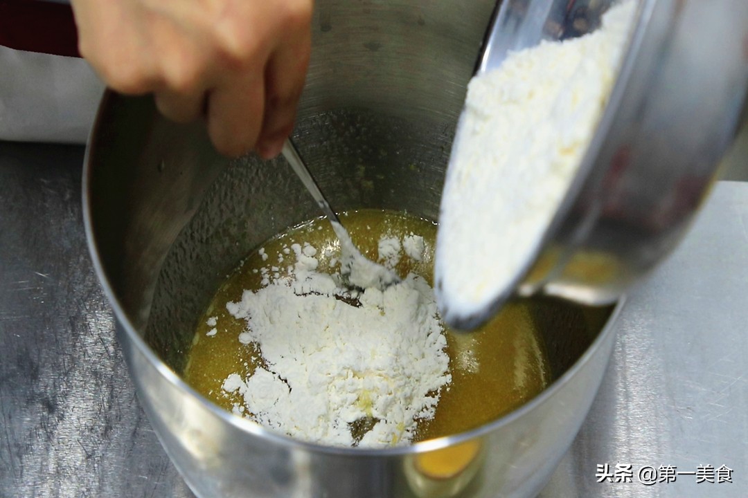 一碗面粉三个鸡蛋做糕点,一个鸡蛋半斤面粉做饼干