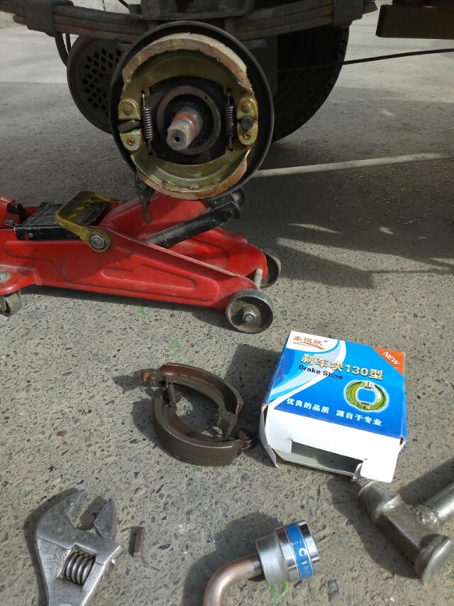 电三轮油刹刹车刹不住怎么办,电三轮刹车已经很紧了还是刹不住