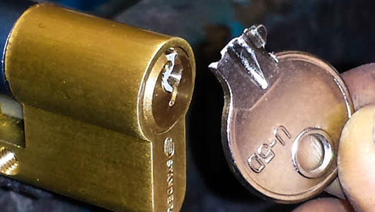 门锁不灵活滴了油进去怎么办,门锁打不开用什么油最好