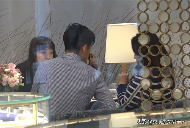 赌王女儿何超琼和一个女闺蜜逛街,何超盈与赌王女儿对视