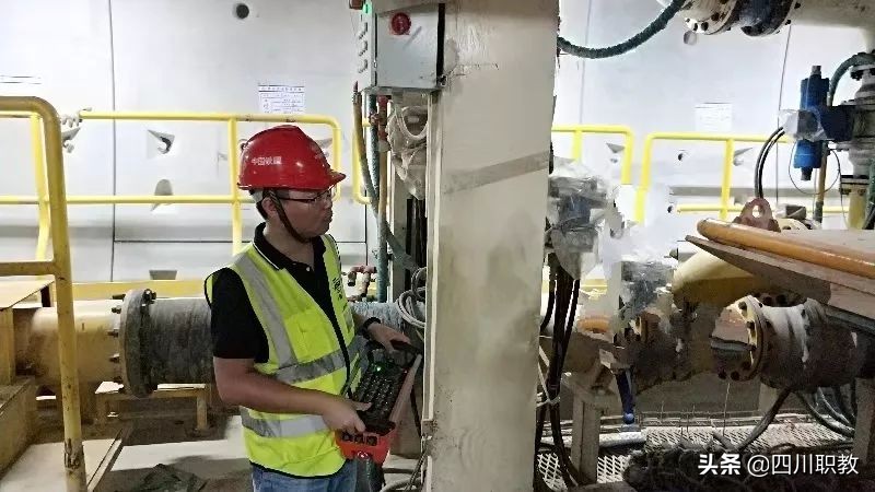 他们都是专科毕业，纷纷进中交、中铁集团，月入上万