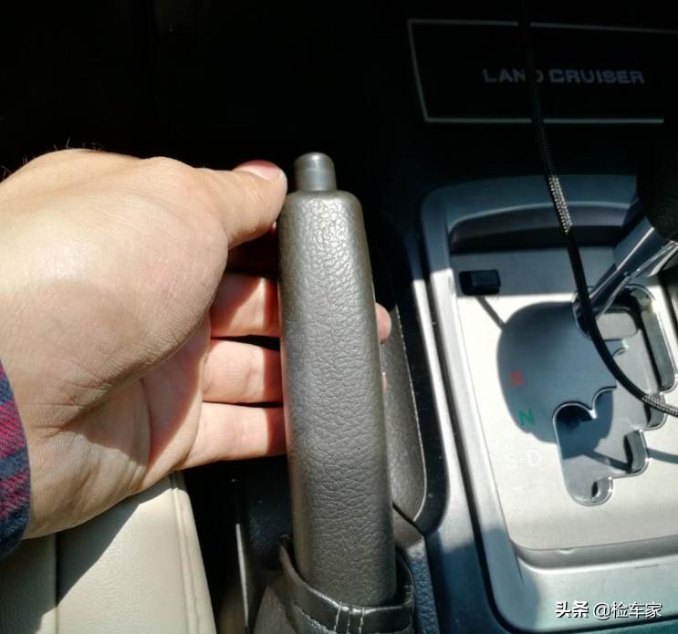 丰田兰德酷路泽手刹刹车位置,酷路泽28万左右的车
