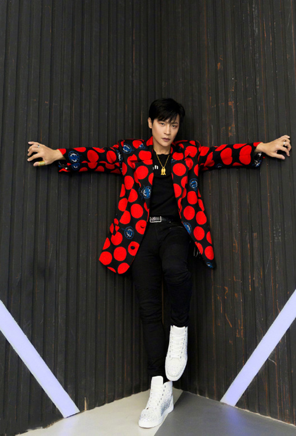 陈志朋穿奇装异服绿头发,陈志朋秋天超短裤造型浮夸引争议