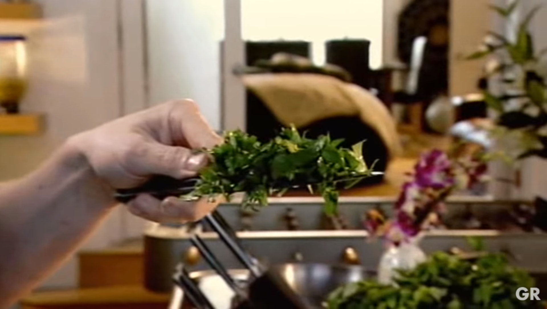 戈登拉姆齐厨艺技巧,戈登拉姆齐香草脆壳羊排