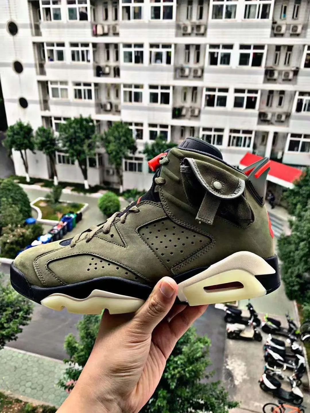 涨见识了!原来很多开宝马的都有一面鞋墙,穿的球鞋不上千就上万