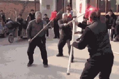 街头健身有些人不懂健身就瞎练,农村大爷习武健身一身肌肉