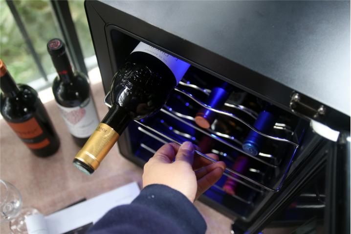 红酒恒温酒柜推荐,年轻人的第一瓶酒
