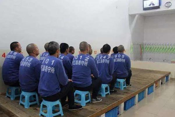 看守所黄色马甲是什么意思,看守所各种马甲代表什么意思