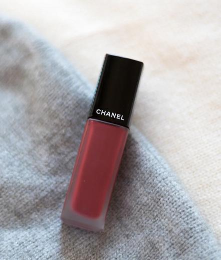 适合春夏的大牌口红经典色号,雅诗兰黛伊丽莎白口红569试色