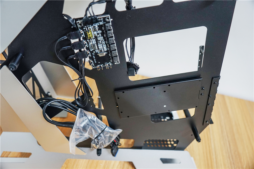 科技以灯为本,3600X+B450+BMR-24水冷+大水牛铁血战士机箱装机秀