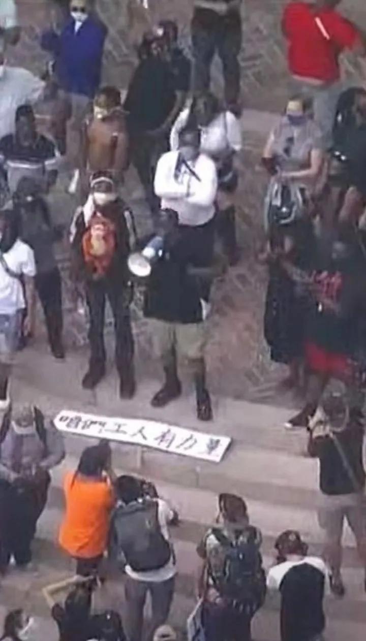 假鞋贩子隔空给黑人兄弟送补给，全球开启“地摊经济”模式