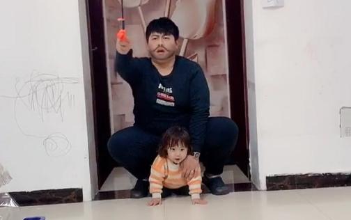 宝爸把女儿当坐骑，上演小马拉大车，女儿超配合，宝妈哭笑不得