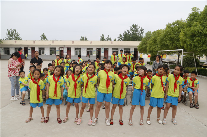 六一儿童节献爱心慰问活动,关爱困境儿童六一慰问暖童心