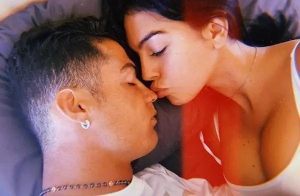 乔治娜亲吻戏视频,乔治娜亲吻c罗图片图文