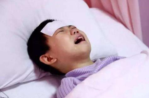 13岁女儿总说“肚子疼”，母亲骂她多事，2天后被送进医院抢救