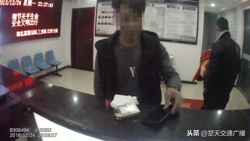 男子违章被查拿出驾照,男子违章被查拿出驾驶证