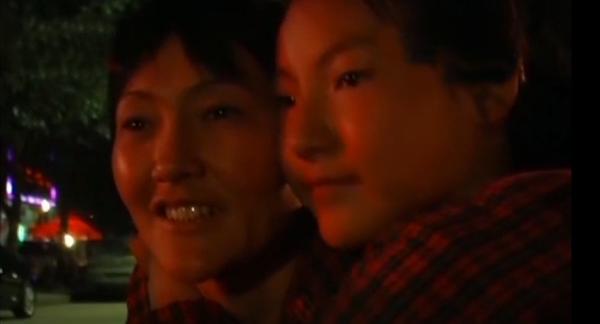 父亲离世母亲改嫁靠小姑摆地摊,父亲离家母亲智障