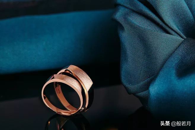 彩金为什么看着比黄金重,为什么彩金戴着戴着变色了