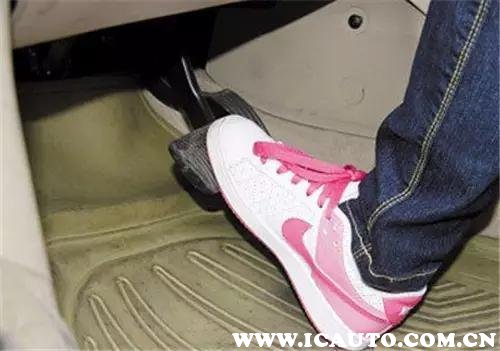 连续两脚刹车后刹车踩不动,刹车踩不下去刹车失灵怎么回事