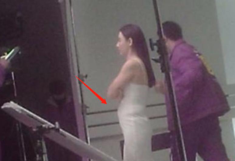 40岁张柏芝又被传怀四胎?侧面肚子凸出明显,穿紧身衣很像个孕妇