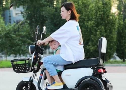 封闭式电动小三轮接送孩子,电动小三轮接娃