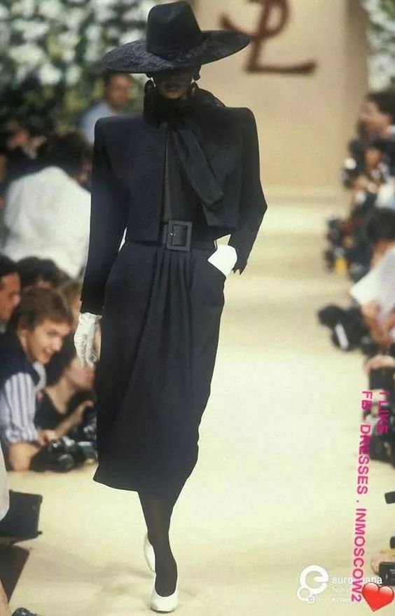 那个卖口红的YSL，教会女孩不色情的穿黑*袜丝**