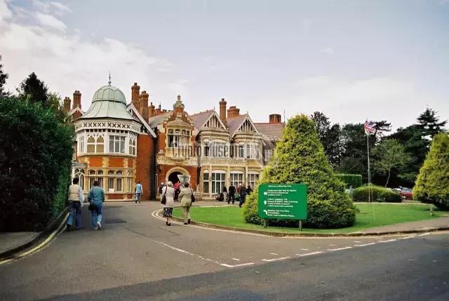 二战的爆发把业余无线电接收机AR-88推上谍战一线,变身为军机