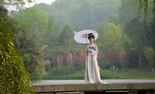 为何说唐代女子服饰的袒露，是古代服饰史上的流行时尚文化？