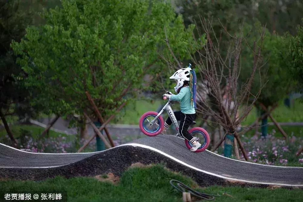 哪个公园好玩又免费又滑滑梯,半圆滑梯攀岩公园