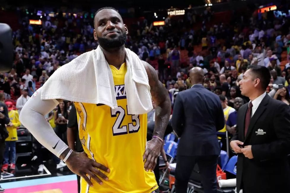 詹姆斯的传球意识到底有多强,35岁詹姆斯抢断湖人