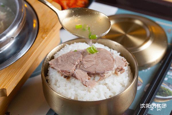 零宣传登小吃榜NO.1！这碗牛肉汤饭究竟神在哪？