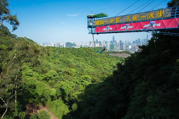 另类蹦极玩的就是心跳,哪里的蹦极最刺激