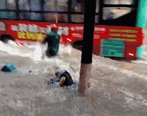 搞笑GIF：看来姑娘就是喜欢不平凡啊