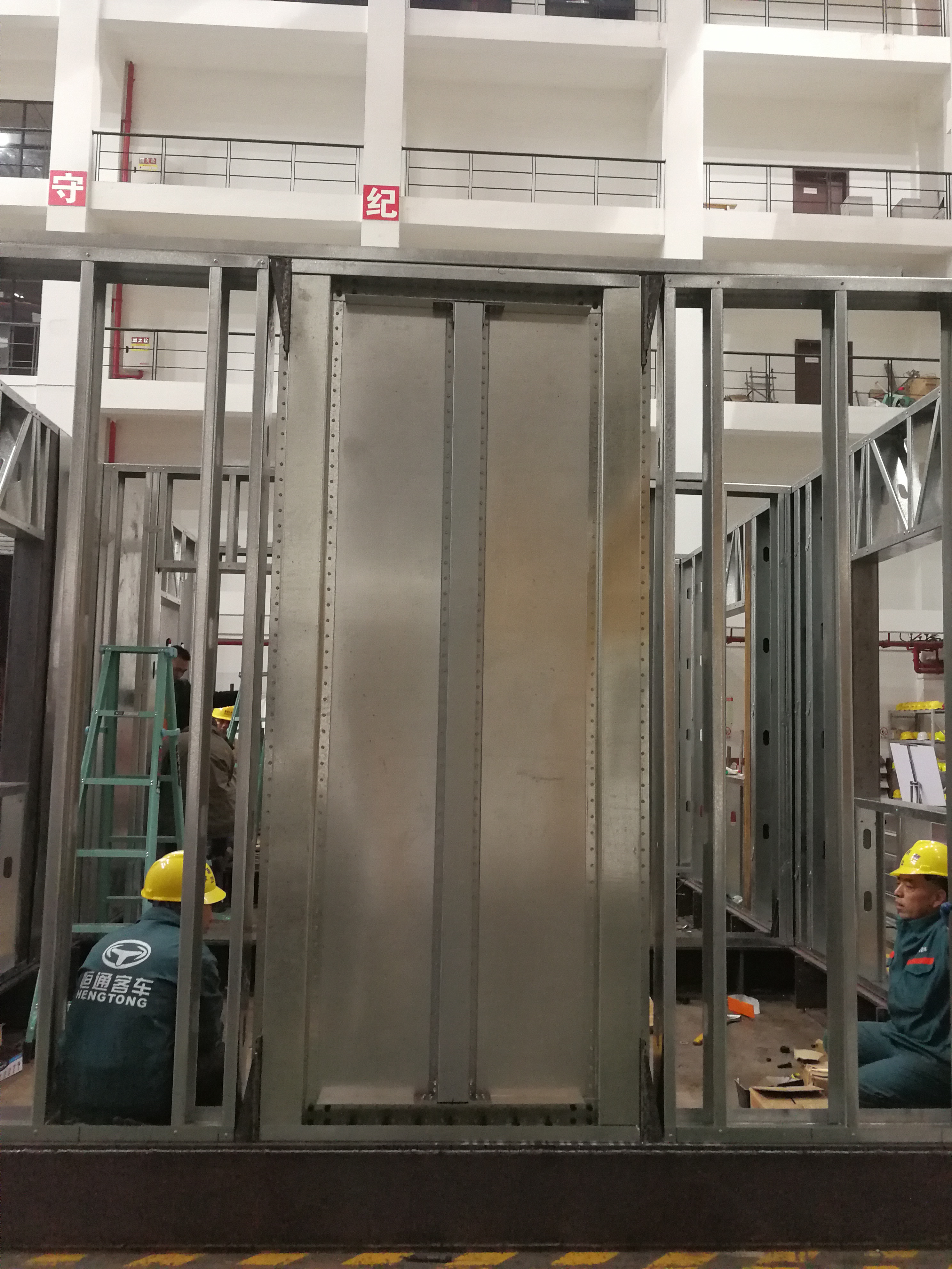 “楼坚强”是如何炼成的?重庆大学打造6层钢结构“房屋”,经受模拟8级“地震”的考验