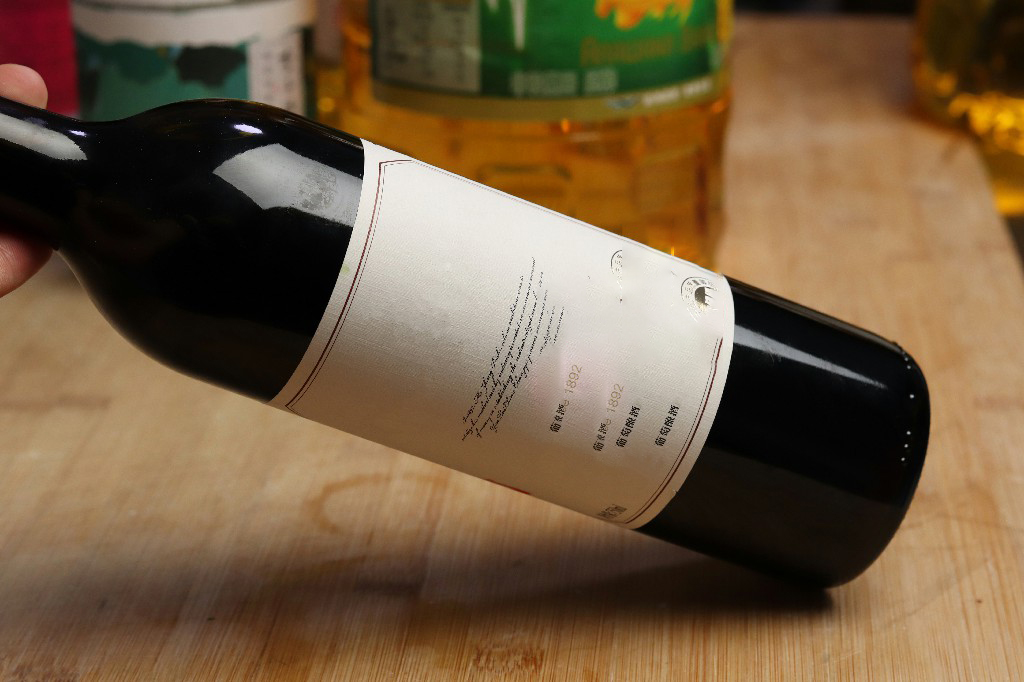 怎样从瓶身鉴别红酒的好坏真假,购买红酒时如何辨真假