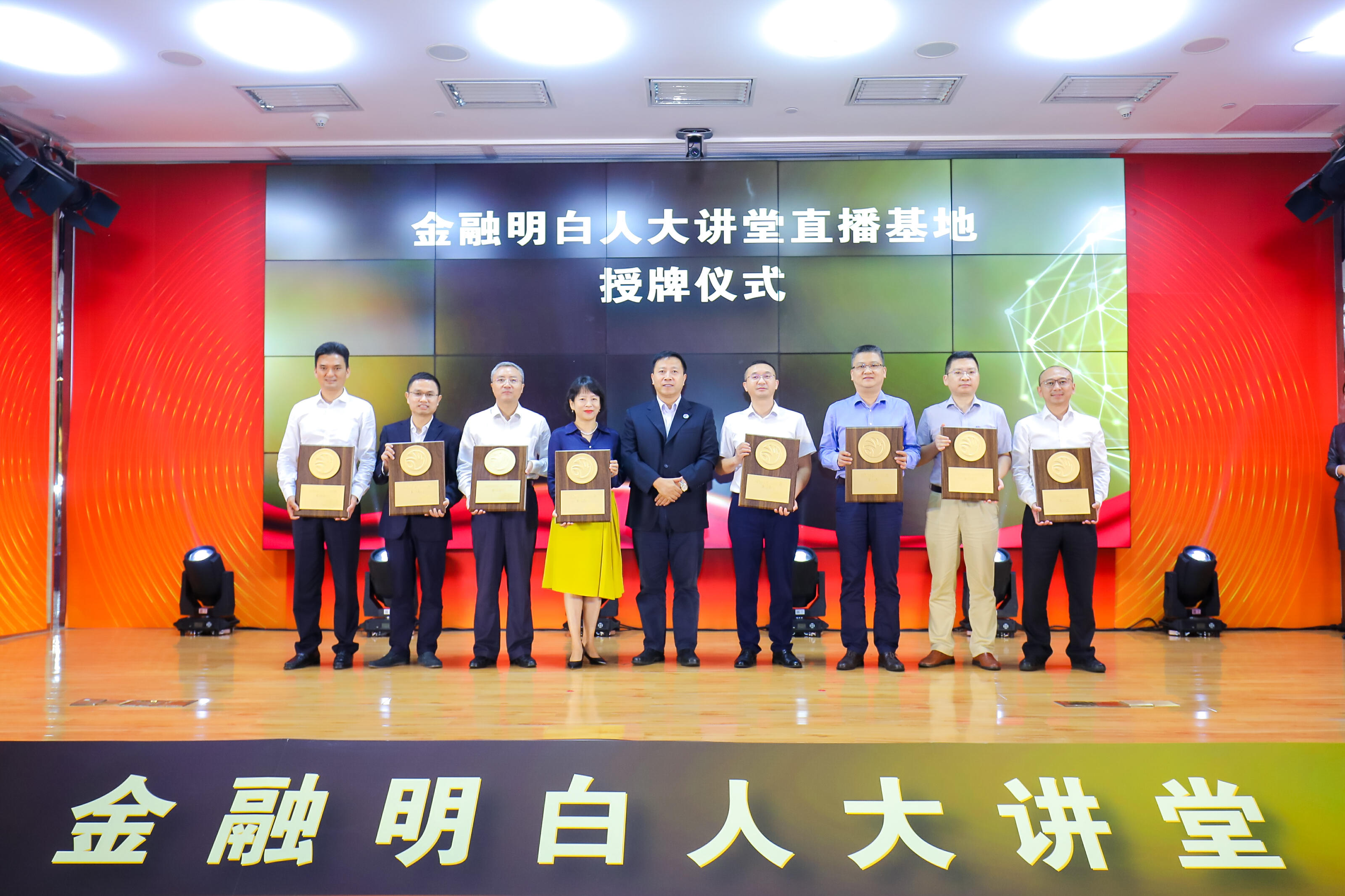 金融服务有温度惠企政策暖企心,金融有温度