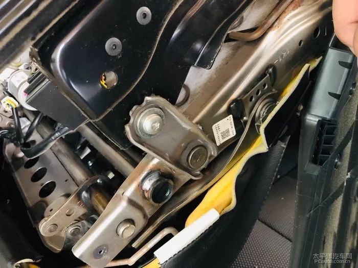 真皮座椅破了一点皮还在上面,汽车真皮座椅破了如何修复