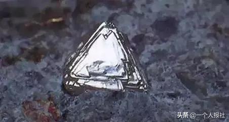 閽荤煶涔嬬編鍦ㄤ簬姘告亽,閽荤煶鍘熺煶琛ㄩ潰鐗瑰緛