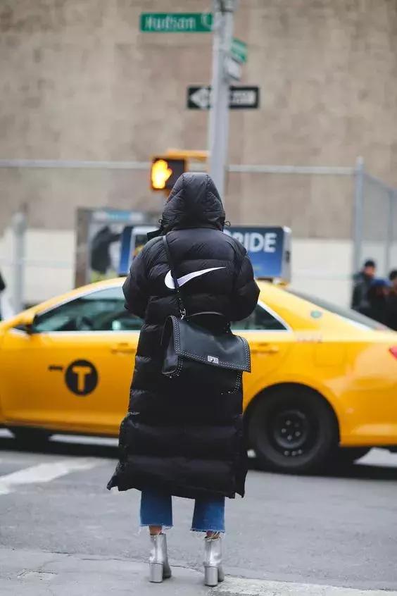 羽绒服怎么穿效果最好 (羽绒服穿着要什么样才叫做刚合适)