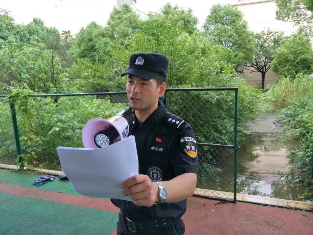 致敬坚守在一线的教师们,致敬警营里的老师们