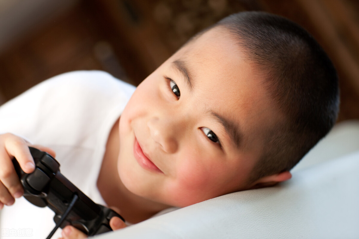 英语作文玩游戏的利弊,英语作文学习双语的好处