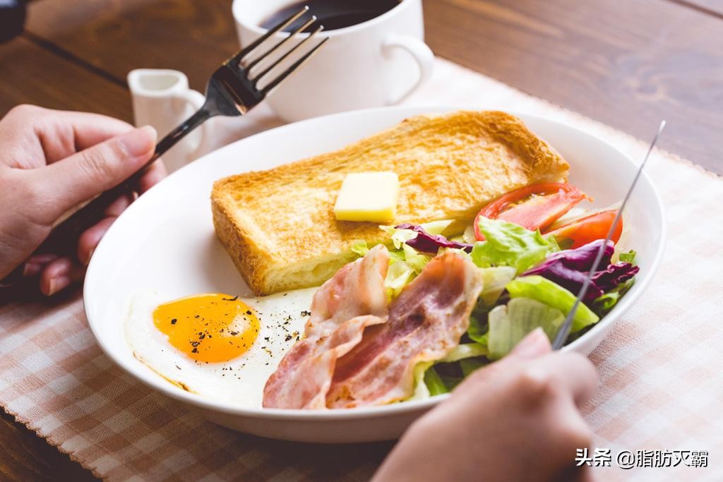 腹部两侧的赘肉特别厚,腹部两侧赘肉怎么做卷腹运动