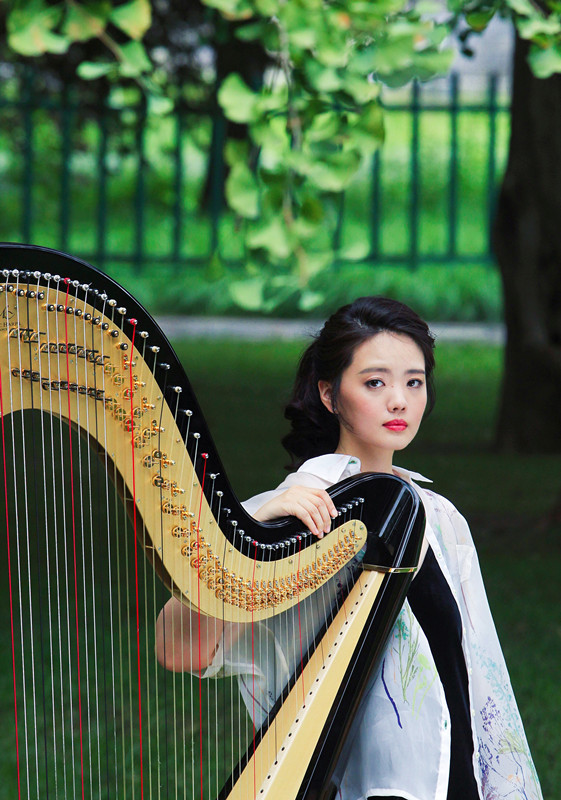 英国指挥家戴恩·兰姆执棒北交携手竖琴新秀孙诗萌登台中山音乐堂