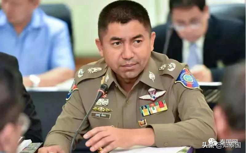 *弹子**警告!素拉切的车,在路边被枪手打成了马蜂窝……