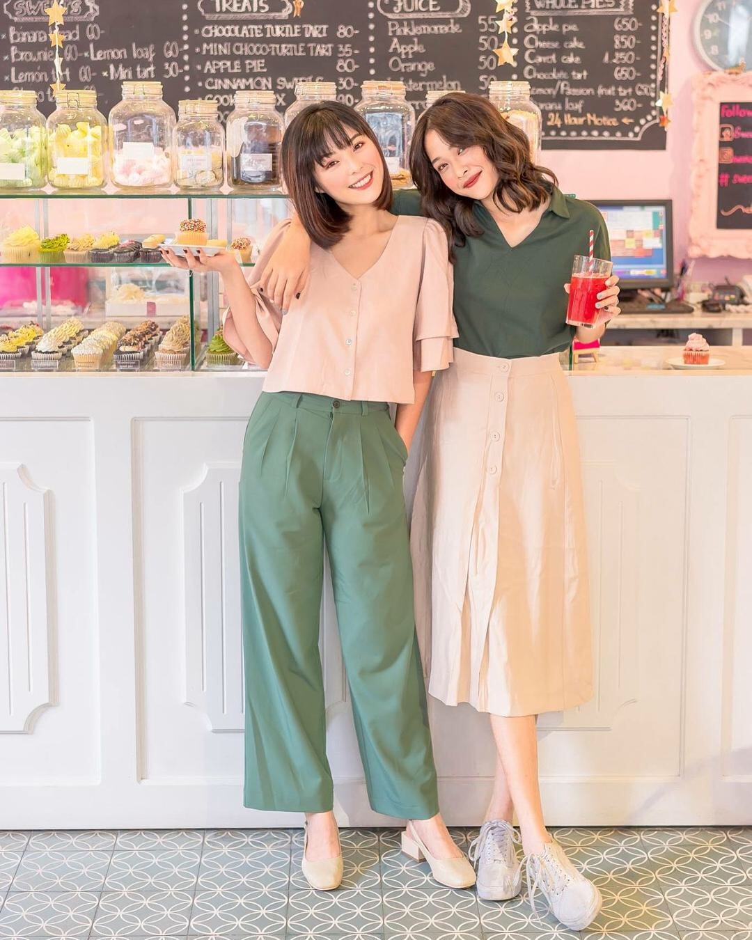 绿色连衣裙搭配什么颜色好看,绿色连衣裙搭配什么颜色上衣