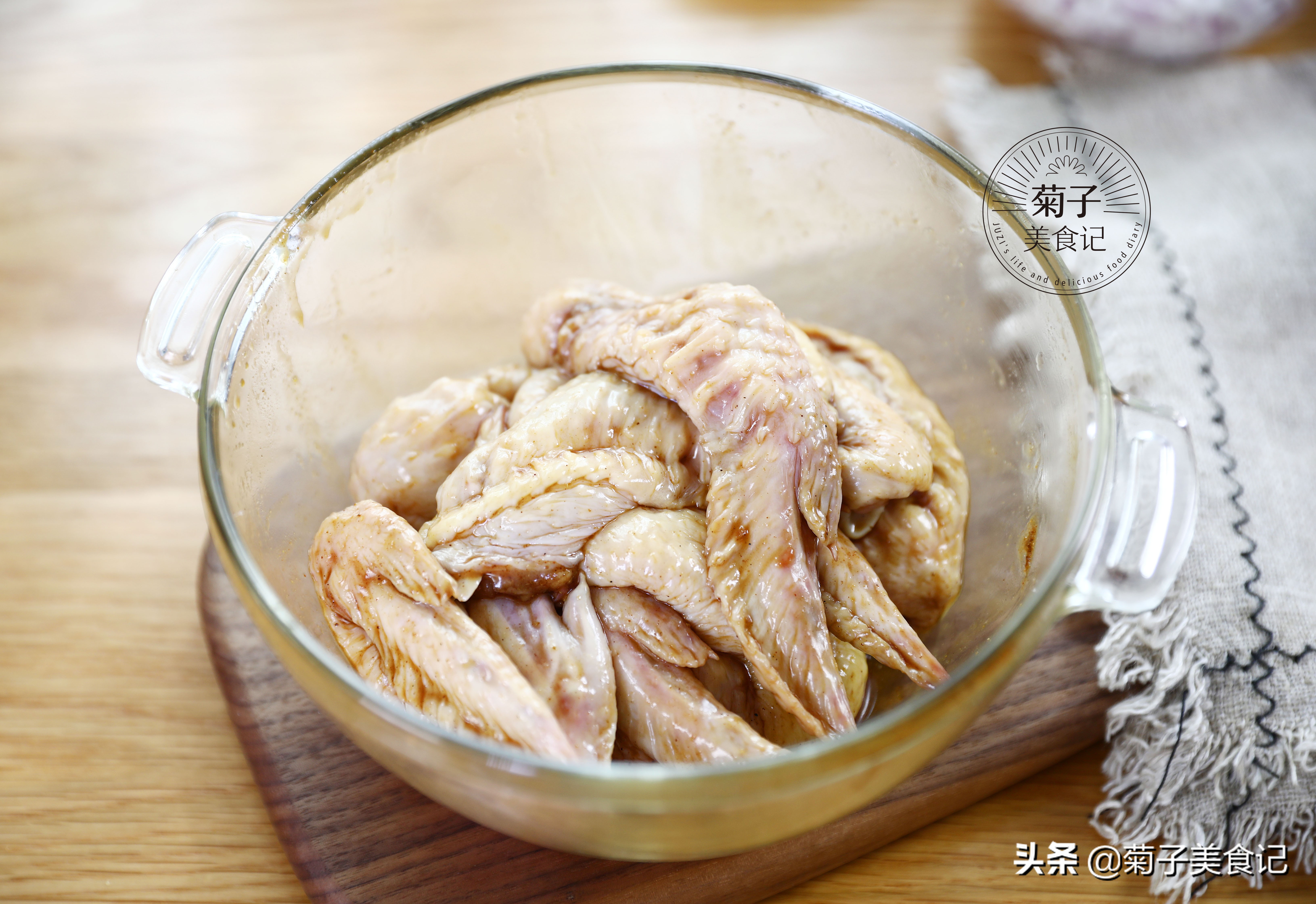 鸡翅包饭可真是太香了,鸡翅包饭一口吃完