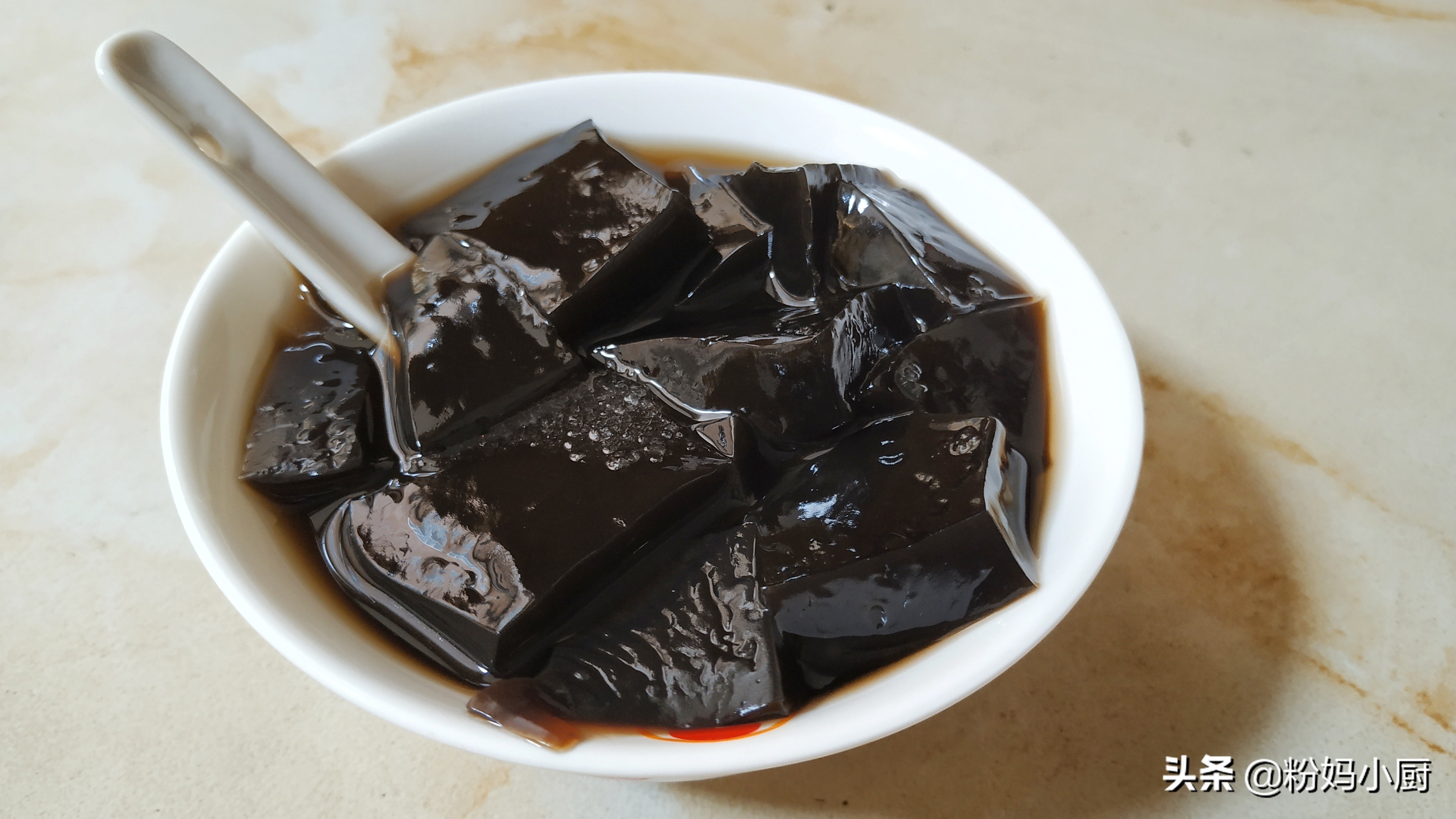 夏天自制爽滑黑凉粉,最好吃的黑凉粉做法