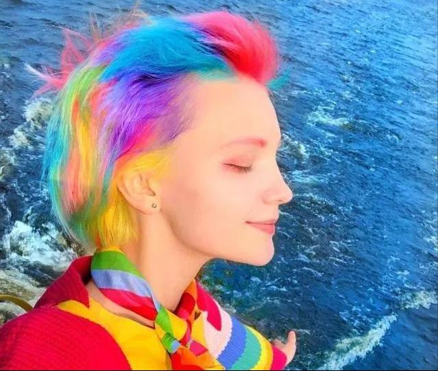 看完也想染发了，乌克兰少女Katie发色新奇，好惊艳