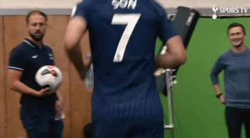 c罗韩国行为引发韩球迷强烈不满,孙兴慜怎么看待c罗韩国行